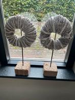 Decoratieve kransen op stenen voet, Ophalen