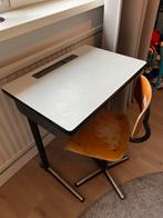 Oud schoolbureau met stoeltje, Huis en Inrichting, Bureaus, Ophalen, Gebruikt, Bureau