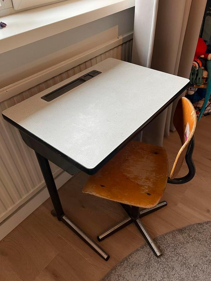 Oud schoolbureau met stoeltje, Huis en Inrichting, Bureaus, Gebruikt, Bureau, Ophalen