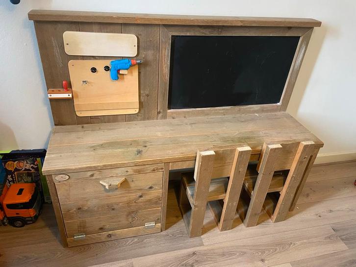 Stoer bureau met twee stoeltjes, Kinderen en Baby's, Kinderkamer | Tafels en Stoelen, Gebruikt, Tafel(s) en Stoel(en), Ophalen