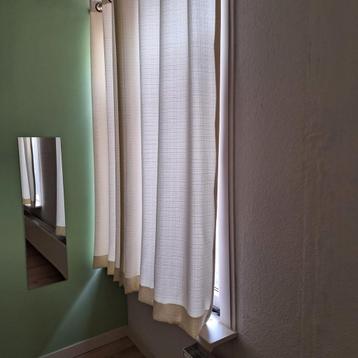 2 Gordijnen - 13cm breed x 180cm hoog met roede beschikbaar voor biedingen