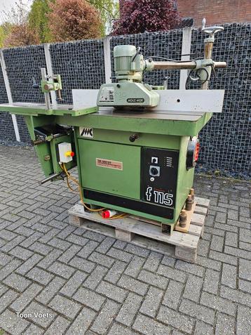 Freesmachine met pennentafel en aanvoerapparraat  beschikbaar voor biedingen