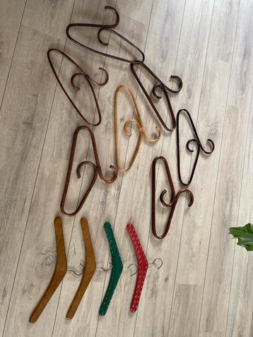 Kleerhangers: 7 Hout & 4 Retro Kleurrijk beschikbaar voor biedingen