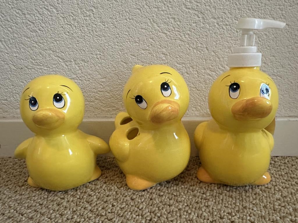 Drie eendjes van aardewerk/keramiek (geel), Verzamelen, Beelden en Beeldjes, Ophalen of Verzenden, Zo goed als nieuw, Dier