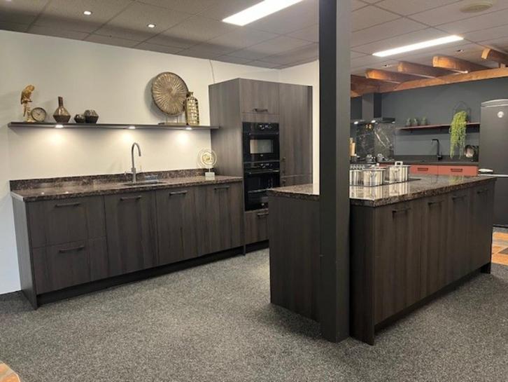 Showroomkeuken hout kookeiland keukeneiland graniet keuken, Huis en Inrichting, Keuken | Complete keukens, Nieuw, Overige typen