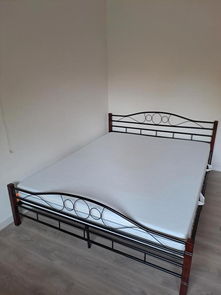 Emma matras 160x200 en bed frame te koop., Huis en Inrichting, Slaapkamer | Matrassen en Bedbodems, Zo goed als nieuw, 160 cm