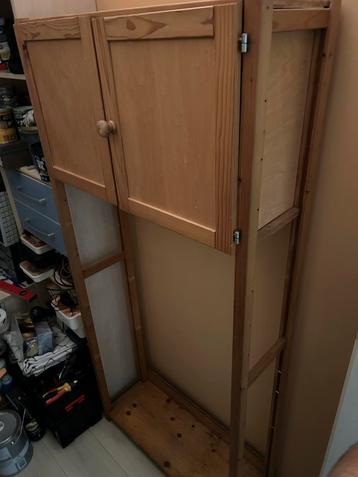 Houten Kast met Deurtjes