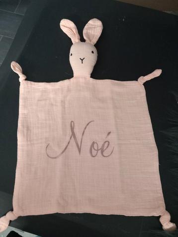 Knuffeldoek met naam beschikbaar voor biedingen