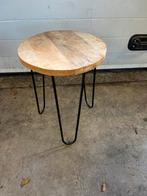 Houten bijzettafel met metalen poten, 45 tot 60 cm, Minder dan 55 cm, Gebruikt, Rond