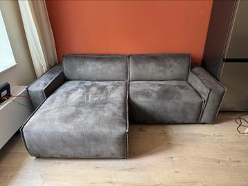 Bank anthraciet velours met chaise longue zit lekker beschikbaar voor biedingen