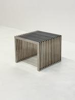 Eichholtz Carlisle bijzettafel / spijlen bank in rvs chroom, Ophalen, Minder dan 55 cm, -, Metaal of Aluminium