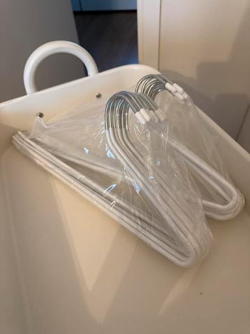 20x Broekhangers / Kledinghangers beschikbaar voor biedingen