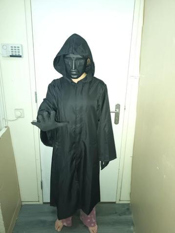 Squid Game Front Man kostuum met handschoenen en masker beschikbaar voor biedingen