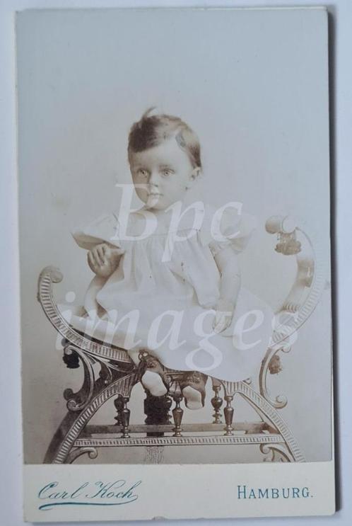 cdv meisje peuter kleine voetjes in dagobert stoel 1890's, Verzamelen, Foto's en Prenten, Gebruikt, Foto, Kind, Voor 1940, Verzenden