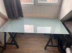 Ikea Bureau met Glasplaat - 148x73 cm, Huis en Inrichting, Bureaus, Ophalen, Zo goed als nieuw, Bureau