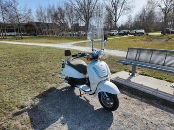 Witte retro snor scooter blauw kenteken 4takt beschikbaar voor biedingen