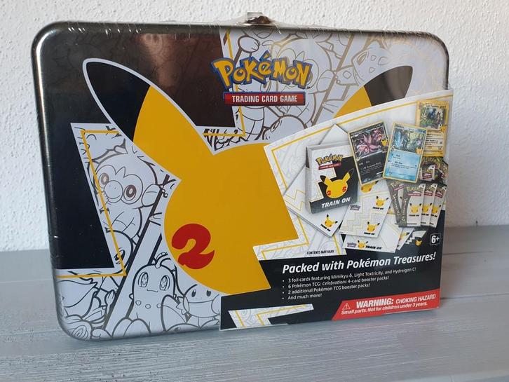 Pokémon Celebrations Collectors Chest Sealed 25th anniversar, Hobby en Vrije tijd, Verzamelkaartspellen | Pokémon, Nieuw, Foil