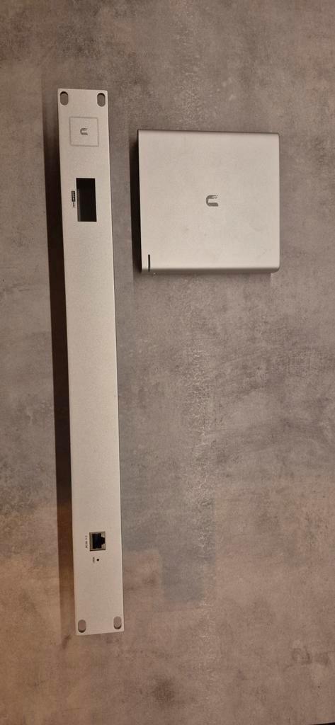 Unifi Cloud Key G2 + met rackmount, Computers en Software, Netwerk switches, Gebruikt, Ophalen of Verzenden