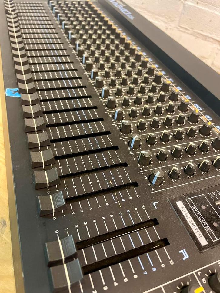Roland M-240 24 kanaals line mixer, Muziek en Instrumenten, Mengpanelen, Zo goed als nieuw, 20 kanalen of meer, Ophalen of Verzenden