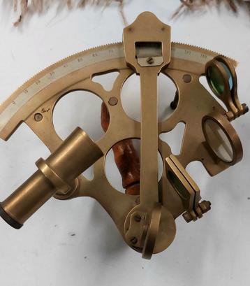Antieke messing sextant  beschikbaar voor biedingen