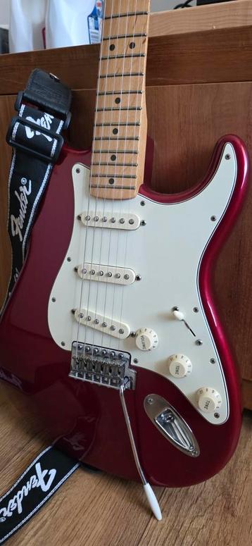 Fender 2015 MIM Stratocaster Candy Apple Red beschikbaar voor biedingen