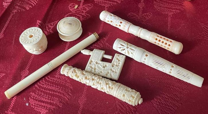 Uitgesneden Antiek Benen Naaigerei, Antiek en Kunst, Curiosa en Brocante, Ophalen of Verzenden