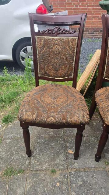 GRATIS 4 klassieke stoelen – op te halen beschikbaar voor biedingen