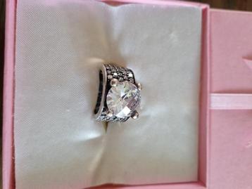 RING met een grote ZIRKOON.  beschikbaar voor biedingen