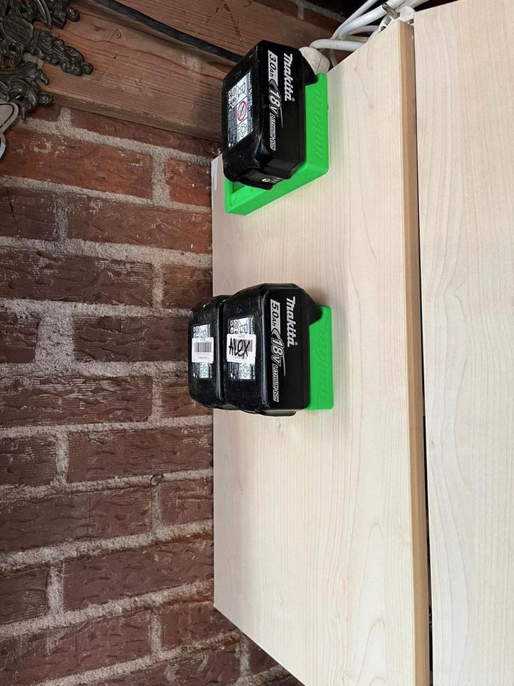 Makita accu houder en milwalkee, Audio, Tv en Foto, Accu's en Batterijen, Zo goed als nieuw, Ophalen of Verzenden