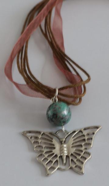 Bruine organza ketting met een vlinder beschikbaar voor biedingen