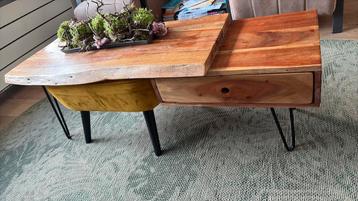 Smalle houten salontafel beschikbaar voor biedingen