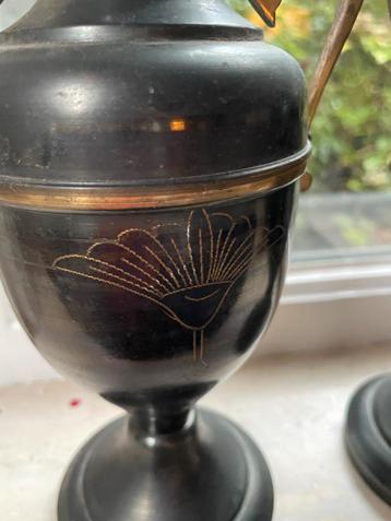 Antieke Zwarte Vazen met Gouden Details beschikbaar voor biedingen