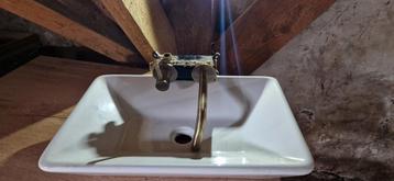 Modieuze wasbak met messing kraan - koud water beschikbaar voor biedingen