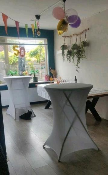 2 statafels met witte hoes te huur €5,-  beschikbaar voor biedingen