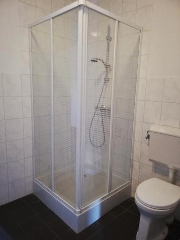 Mooie stevige douche cabine met veiligheidsglas. beschikbaar voor biedingen