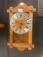 Houten wandklok met Romeinse cijfers, Ophalen