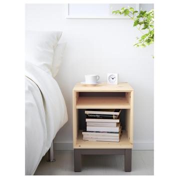 Nachtkastje IKEA van natuurlijk hout beschikbaar voor biedingen