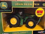 John deere 7920 vitrinestaat, Hobby en Vrije tijd, Modelauto's | 1:32, Ophalen of Verzenden, Zo goed als nieuw, Tractor of Landbouw
