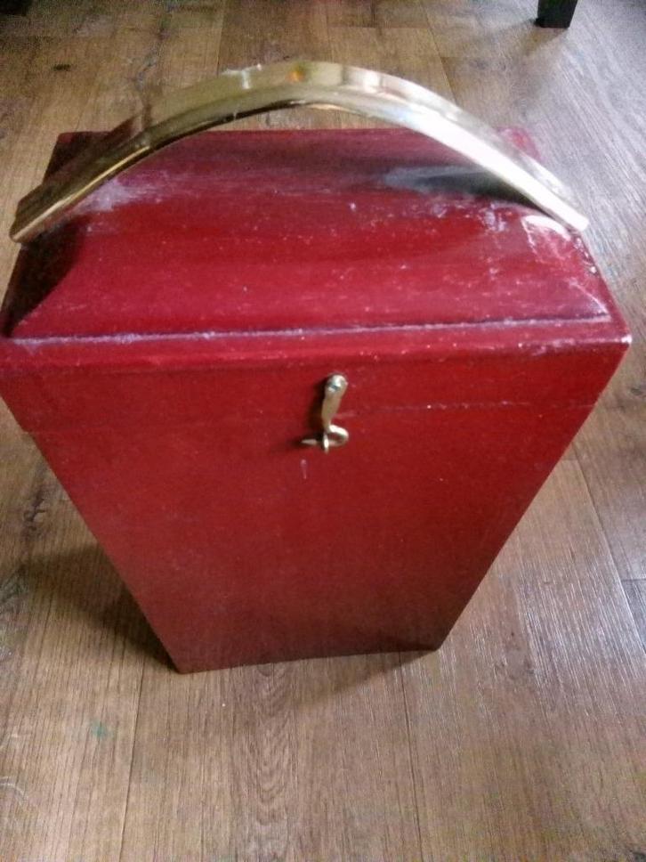 wijnkist met handvat + sluithaak in rood/blank voor 2 flessn, Huis en Inrichting, Woonaccessoires | Kisten, Nieuw, Minder dan 50 cm