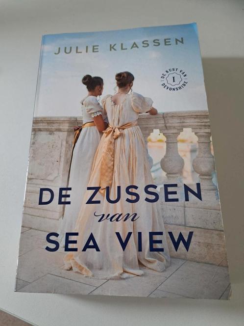 Julie Klassen - Kust van Devonshire 1 - Zussen van Sea View, Boeken, Romans, Gelezen, Nederland, Ophalen of Verzenden