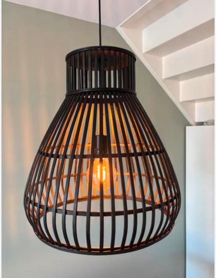 2 zwarte bamboe hanglampen (type: Tjerk Karwei), Huis en Inrichting, Lampen | Hanglampen, Zo goed als nieuw, 50 tot 75 cm, Hout