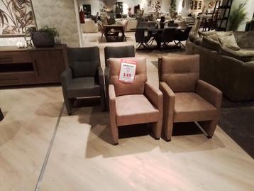 eetkamerstoelen met wieltjes. microvezel.  showroommodel beschikbaar voor biedingen