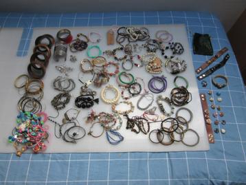 Armbanden div materialen en creaties beschikbaar voor biedingen