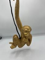 Gouden hangende aap aan koord, Ophalen