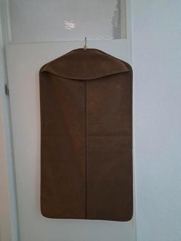 Nieuwe, kunstlederen hoes voor wedstrijdkleding  beschikbaar voor biedingen