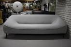 Luxe rechte bank GLOBE Jess Design stof metaal grijs modern, Ophalen, Zo goed als nieuw, Metaal, 75 tot 100 cm
