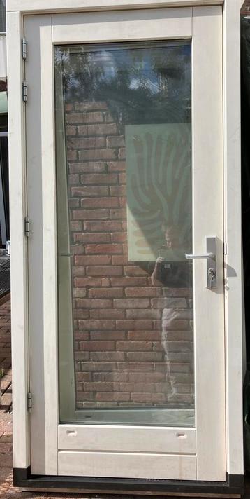 Nieuwe mahonie buitendeur met kozijn. beschikbaar voor biedingen