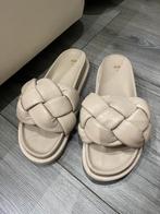 H&M slippers 39 beige leer, Kleding | Dames, Schoenen, Ophalen of Verzenden, Zo goed als nieuw