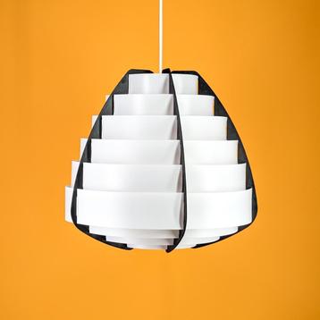 Grote witte lamp, plastic en hout, Deens ontwerp, hanglamp beschikbaar voor biedingen