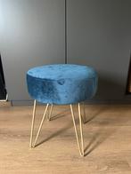Leuke blauwe velvet krukje met gouden poten, Huis en Inrichting, Krukjes, Ophalen, Zo goed als nieuw, Overige materialen
